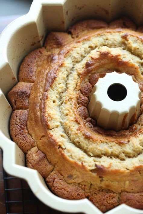 Banana Pound Cake, Cake Recipe From Scratch, Banana Bundt Cake, Banana Bundt, Banana Dessert Recipes, Pound Cake Recipe, Banana Cake Recipe, Cake Platter, Lean Belly Juice