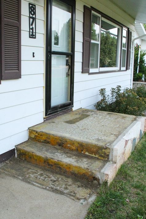 An Affordable Porch Makeover - Bright Green Door Small Concrete Front Porch Makeover, Front Cement Porch Ideas, Cement Porch Makeover, Small Porch Makeover, Concrete Porch Makeover, Concrete Front Steps, Concrete Front Porch, Painted Porch, Painted Concrete Steps