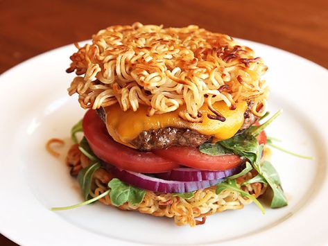 A cheeseburger with crispy ramen noodles in place of the bun. Ramen Hacks Instant, Ramen Burger Recipe, Noodle Burger, Ramen Burger, Ramen Hacks, Keju Cheddar, Bawang Bombay, Ramen Recipes, Ramen Noodle