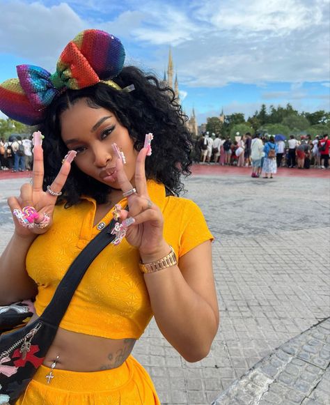 Disney World Black Women, Disney Outfits Black Women, Adult Disney Outfits For Women, Outfits For School Spring, Disney World Aesthetic Outfits, Disney Outfits Women Summer, Disney Instagram Pictures, Disney Outfits Summer, Disney Outfit Inspo