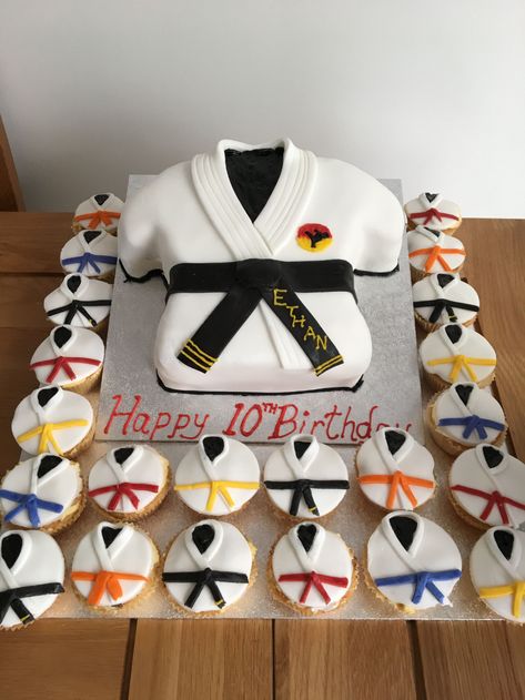 Martial Arts Party, Karate Cake, Karate Birthday Party, Martial Arts Birthday, Jiu Jutsu, Art Birthday Cake, Karate Party, Karate Birthday, Ninja Birthday Parties