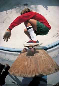 Skateboarding - Tony Alva, 1977 (Photo by Warren Bolster) Skateboard Aesthetic Skater Girls, Tony Alva, Skate Photography, Skateboard Photos, Old School Skateboards, Skate Photos, Skate And Destroy, Skateboard Photography, Vintage Skateboards