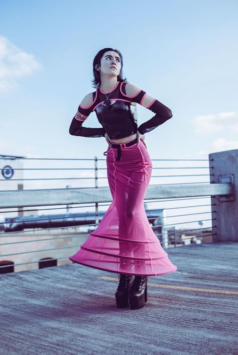 Reem Acra Resort 2023, Cyberpunk Fashion Aesthetic, Cyberpop Outfit, Futuristic High Fashion, Atompunk Fashion, Futuristic Outfits Aesthetic, Pink Cyberpunk Outfit, Cyberpop Fashion, Rave Outfits Aesthetic