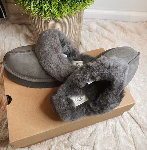 Ugh Classic Slipper, Ugg Slippers Classic, Ugg Tasman Slippers Grey, Ugg Slippers 2022, Ugg Slipper Outfit, Ugh Slippers Gray, Ugg Tasman Slippers Outfit, Grey Ugg Slippers, Tasman Slippers Outfits