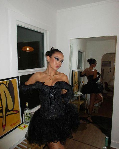 Halloween Costumes Dark Feminine, The Black Swan Halloween Costume, Black Ballerina Costume, Black Themed Halloween Costume, Black Swan Costume Ideas, Blackswan Halloween Costume, Black Swan Ballerina Costume, Dark Swan Costume, Halloween Costume Black Corset