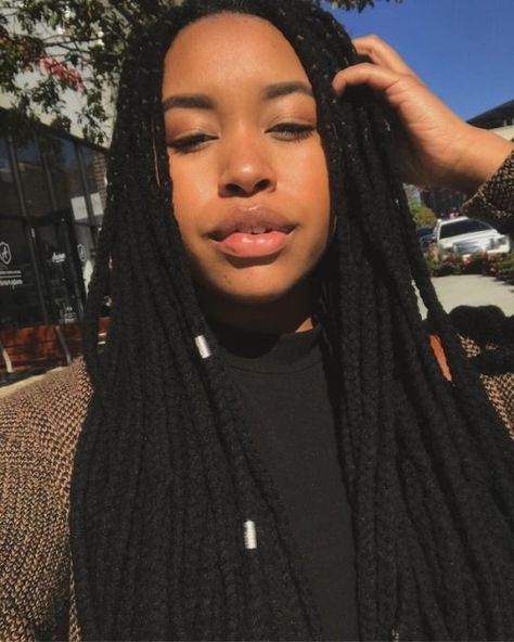 Yarn Box Braids, Yarn Braids Styles, Brazilian Wool Hairstyles, Box Braids Styles, Style Braids, Air Style, Yarn Box, Cute Box Braids, Yarn Braids