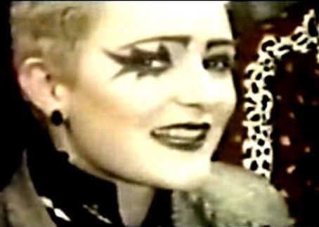 Bromley Contingent, Rock Makeup, Curly Hair Accessories, Siouxsie Sioux, 70s Punk, British Punk, Best Makeup Tutorials, Rock Hairstyles, Punk Makeup