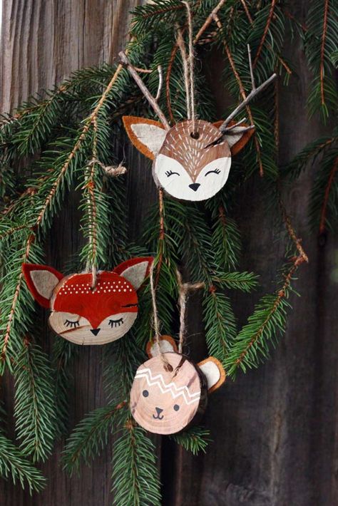 Christmas Animal Decorations, Sliced Wood Crafts, Natural Wood Slices Crafts, Woodland Ornaments Diy, Wood Slice Crafts Christmas, Animal Christmas Ornaments, Wood Slice Christmas Ornaments, Wood Slice Ornaments, Wood Christmas Decorations