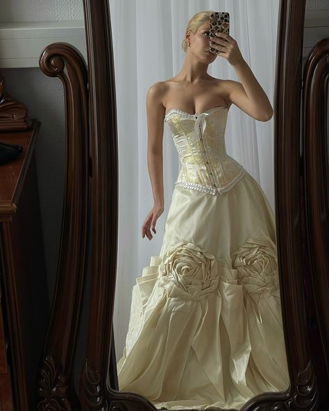 White Ball Gown Aesthetic, Ballroom Waltz Dresses, Pretty Ball Gowns Princesses, Royal Corset Dress, Breath Taking Dresses, Vintage Chanel Wedding Dress, Old Money Ball Gowns, 1851 Fashion, Fancy Dress Aesthetic