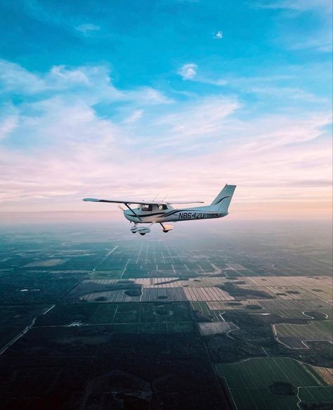 Cessna 172 Skyhawk, Cessna Aircraft, Small Airplanes, Bush Plane, Cessna 172, Plane And Pilot, Airplane Wallpaper, Airplane Flying, Aircraft Photos