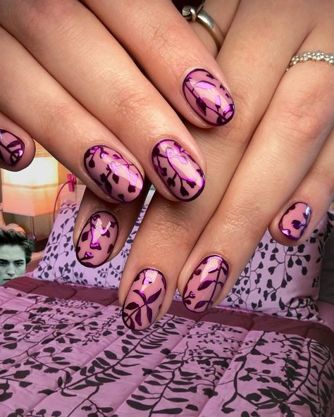 "You like purple right?" "Purple’s cool" 💜 Bella’s duvet for Hannah but make it ✨chrome✨. With all this wet weather I’ve been watching Twilight again 😅 and I thought her duvet cover would make for some cool art that you might recognise if you’re into the movies 🫣. 💅🏼Brush on Infill 🎨Intermediate Nail Art ⏱️3hrs because we had lots to yap about 😅 • • • #twilight #twilightnails #twilightnailart #bellasbedroom #bellaswan #chrome #chromenails #hawkesbay #havelocknorth #hawkesbaynails #hawkesbayna... Twilight Nail Designs, Twilight Nails Aesthetic, Twilight Inspired Nails, Cutecore Nails, Twilight Nails, Watching Twilight, Movie Nails, Twilight Core, Concert Ideas