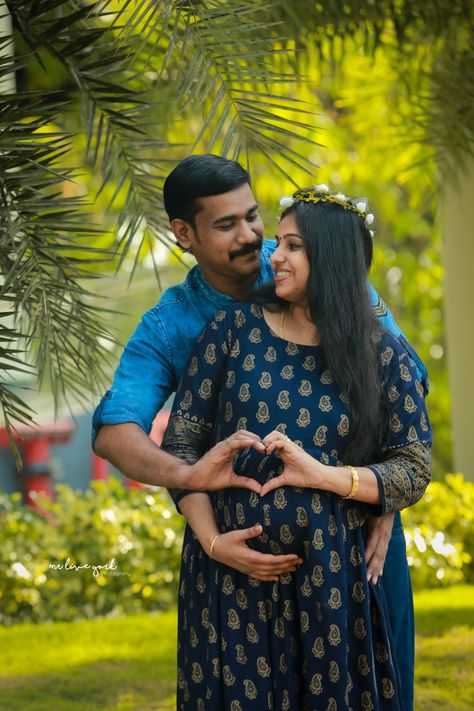 Srimantham Photo Poses, Baby Shower Outdoor Photoshoot, Poses For Baby Shower Photoshoot, Dohale Jevan Photography Poses, Baby Shower Outdoor Ideas, Baby Shower Shoot Photo Ideas, Baby Shower Pics Indian, Baby Shower Ideas Photoshoot, Baby Shower Photo Poses