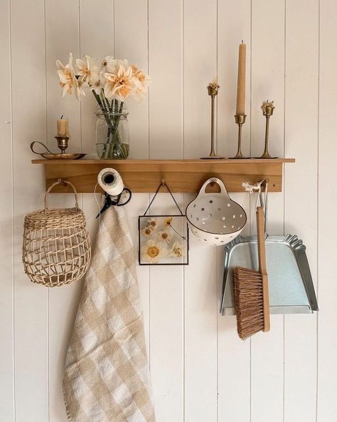 Boho Cottagecore Decor, Vintage Entryway Ideas, French Kitchen Inspiration, Blackstone Kitchen, Old Fashioned Decor, Mom Decor, Cottagecore Minimalist, Glamping Cabin, Cottagecore Kitchen