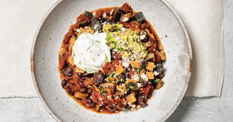 Bobby Flay replaces meat with eggplant and mushrooms in this flavorful vegetarian chili. Eggplant Chili, Cumin Recipes, Meatless Chili, Vegetable Chili, Food Network Chefs, Vegetarian Chili Recipe, Veggie Chili, Relish Recipes, Bobby Flay