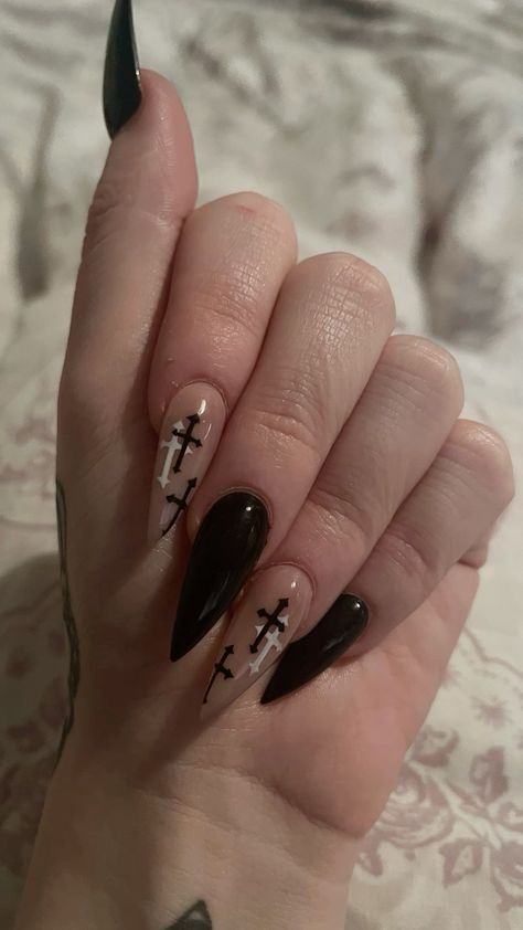 Coffin Acrylic Nails Black Design, Cross Painted On Nails, Nail Ideas With Crosses, Black Nails Cross Design, Black Cross Nail Designs, Nails Inspiration Cross, Cross Design On Nails, Nail Art Designs Gothic, Cross Acrylic Nails Designs