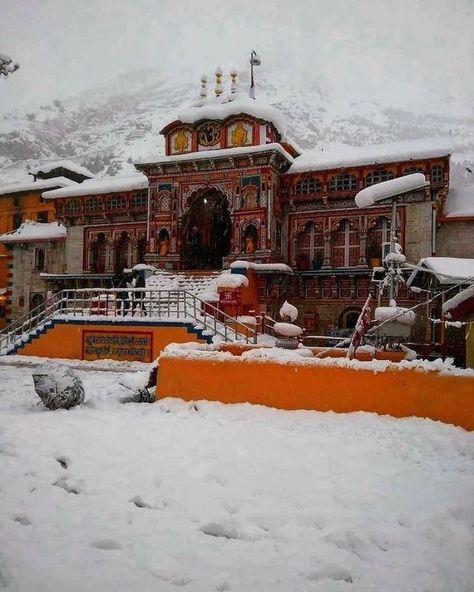 🙏🌷Badrinath or Badrinarayan Temple is a Hindu temple dedicated to Lord #vishnu which is situated in the town of #badrinath in #uttarakhand, It is in the Garhwal hills, on the banks of the #alaknanda_River, India 🇮🇳 Nestled between the twin #mountains of “Nar” and “Narayan”, in the shadow of Nilkantha peak. the #holy_Badrinath #temple  in #himalayas #chardham #pilgrimage #kedarnath #yamunotri #gangotri #pinterest #uniglamindia Badrinath Temple Wallpaper, Badrinath Temple, Temple Wallpaper, Hindu Cosmos, Pragya Jaiswal, Temple India, Ananya Panday, Temple Architecture, Haridwar