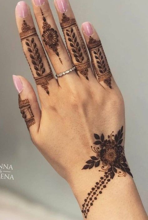 Beautiful and simple henna design New Mehandi, Henna Tattoo Design, Henna Flower Designs, Tato Henna, Finger Henna Designs, Henna Tattoo Designs Hand, Mehndi Designs Bridal Hands, Henna Art Designs, Modern Henna Designs