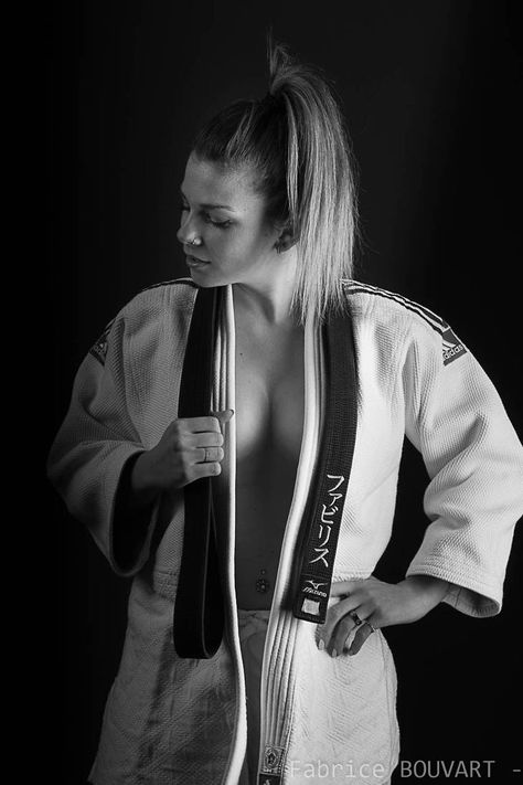 Emilie en Kim by tifab77 on DeviantArt 100k Followers Instagram, Mma Girls, Kyokushin Karate, Tae Kwon Do, Female Martial Artists, Martial Arts Girl, Musa Fitness, Karate Girl, Pencak Silat