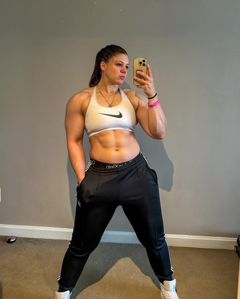 Big Strong Women, Curvy Muscular Build, Body Type Art, Tone Muscles Women, Female Powerlifter, Gym Female, Chunky Girls, Muscle Mommies, Muscular People