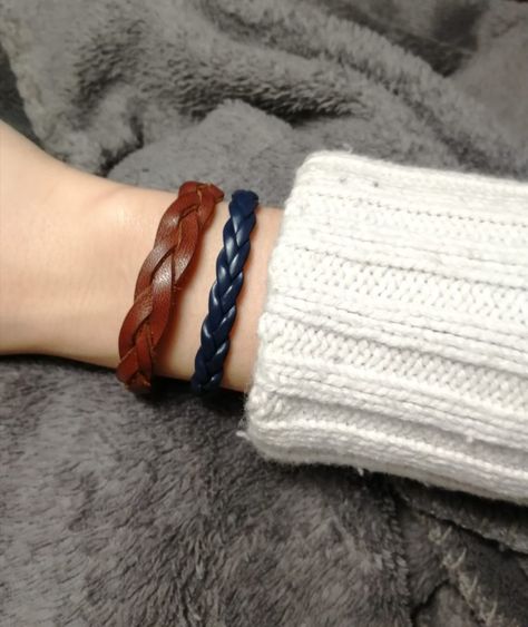 Tutoriel: Fabriquer un bracelet en cuir tressé - Crayons et Pinceaux Bracelet Crochet, Bag Patterns To Sew, Leg Warmers, Diy Bracelets, Bag Pattern, Rope Bracelet, Macrame, Pom Pom, Cricut