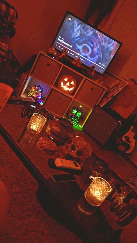 Halloween Cozy Night, Watching Scary Movies Aesthetic, Horror Movie Date Night, Scary Movies Aesthetic, October Sleepover, Halloween Night Movie, Spooky Sleepover, Halloween Date Night, Fall Town