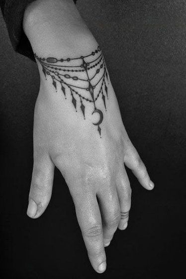 25 Cool Hand Tattoos For Those Who Love Ink - The Trend Spotter Witchy Hand Tattoos, Random Tattoos, Wrist Bracelet Tattoo, Black And White Tattoo, Henna Hand, Armband Tattoos, Tato Henna, Tattoo Board, Hand Tats