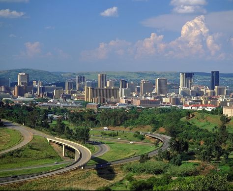 Pretoria es una ciudad situada en la parte norte de la provincia de Gauteng, en Sudáfrica, dentro de la Municipalidad Metropolitana de la Ciudad de Tshwane. Es la capital administrativa de Sudáfrica, junto a las ciudades capitales legislativa de Ciudad del Cabo y la judicial de Bloemfontein. Manarola Italy, Architectural History, Africa Tour, Africa Do Sul, Port Elizabeth, South Africa Travel, Cape Town South Africa, Pretoria, Southern Africa