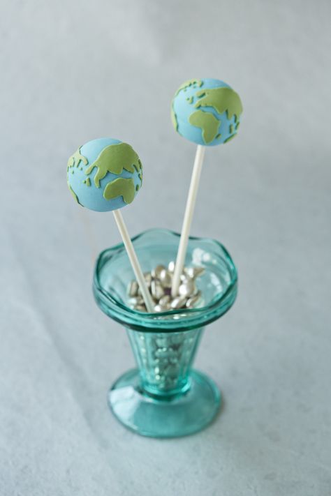 Beautiful globe pop cakes... #PopCakes #TravelPops #Cakes #CakeDecorating Earth Cake Pops, Globe Cake Pops, Travel Theme Cake Pops, Travel Themed Cake Ideas, Globe Cake, Easter Sweet Treats, Graduation Candy Buffet, School Cupcakes, Earth Cake