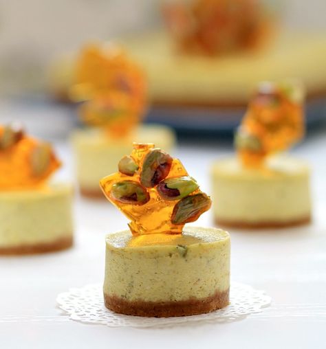 Mini Pistachio Cheesecakes, Fancy Pistachio Dessert, Christmas Pistachio Dessert, Dessert Tarts Mini, Pistachio Brittle, Dessert Shooters Recipes, Pistachio Cheesecake, Pistachio Dessert, Valentines Recipes Desserts