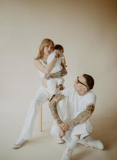 Family Session Poses, Outdoor Family Photoshoot, Family Photography Outfits, Unique Family Photos, Studio Family Portraits, Family Photo Studio, Fall Family Photo Outfits, Genderless Fashion, Family Photoshoot Outfits