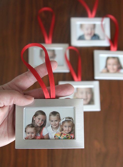 What a good idea! Use dollar store frames to make DIY photo Christmas ornaments - easy & cheap way to decorate your tree! Plus it would be so fun to add new ones year after year. #christmas #ornaments Diy Christmas Pictures, Diy Photo Ornaments, Ideas Decoracion Navidad, Dollar Store Christmas Decor, Christmas Picture Frames, Picture Frame Ornaments, Photo Christmas Ornaments, Dollar Store Christmas, Dollar Tree Christmas