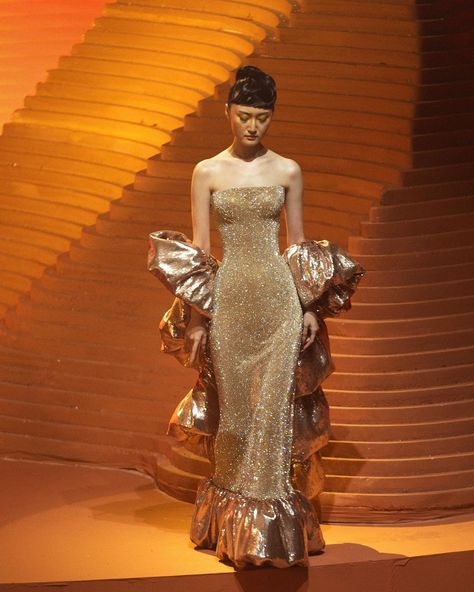 Looks Rihanna, Gold Dresses, 90s Runway Fashion, Runway Fashion Couture, Runway Dresses, Gala Dresses, Glam Dresses, Mermaid Dress, Looks Style