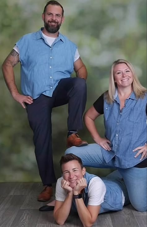 Cheesy Poses Photo Ideas, Cringy Family Poses, Funny 90s Pictures, Funny Pose Reference Photo, Awkward Brother Sister Photoshoot, Brother And Sister Photo Ideas Older Funny, Hands In Back Pockets Pose, Hilarious Family Photos, 3 Person Photoshoot Poses Funny