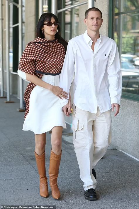 Cream Cargo Pants, Bella Hadid Outfits, Bella Hadid Style, Hadid Style, Modeling Career, Summer Chic, New York Street, White Skirt, Flowy Skirt