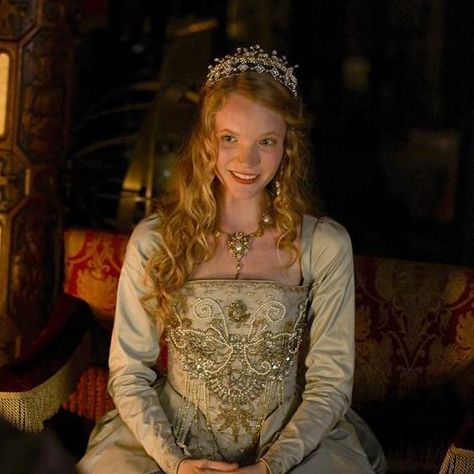 Catherine Howard (Tamzin Merchant) 'The Tudors' 2007-10. Costume designed by Joan Bergin. Fantasy Tiara, Katheryn Howard, Targaryen Women, Tamzin Merchant, Catherine Howard, Tudor Series, The Tudors Tv Show, Daena Targaryen, Tudor Dress