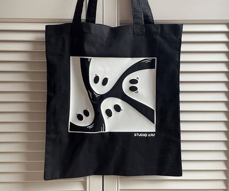 Totes Painting Ideas, How To Paint Tote Bags, Drawings On Bags, Drawing On Bags Ideas, Painting Bags Ideas, Black Tote Bag Painting Ideas, Drawing On Bag, Tote Bag Ideas Design, Black Tote Bag Design Ideas