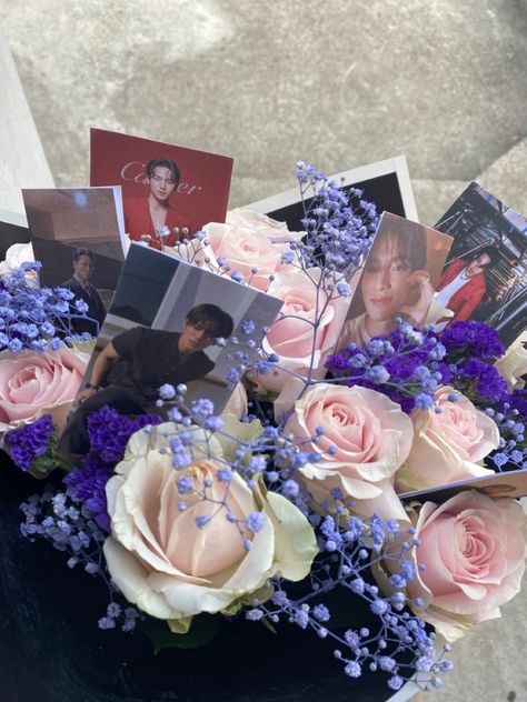 #seventeen #mingyu #roses #babybreath Seventeen With Flowers, Flower Bouquet With Pictures, Photo Card Bouquet, Buket Photocard, Kpop Flower Bouquet, Photocard Bouquet, Kpop Bouquet, Mingyu Photocard, Picture Bouquet