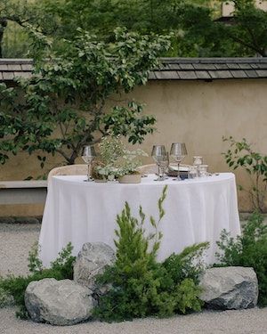 James and Melanie's Japanese Garden Wedding | 20 more photos on PartySlate Zen Garden Wedding, Japanese Garden Wedding, Japanese Wedding, Japanese Gardens, Hakone, Sweetheart Table, Table Ideas, Outdoor Events, Seating Charts