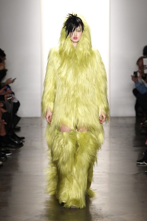 is this big birds sister or perhaps another muppets relative. I'm all for creative expression but really!! Ugly Fashion, Weird Style, Outrageous Fashion, Ugly Outfits, Crazy Outfits, Jeremy Scott, Fashion Week Street Style, Modern Outfits, How To Draw Hair