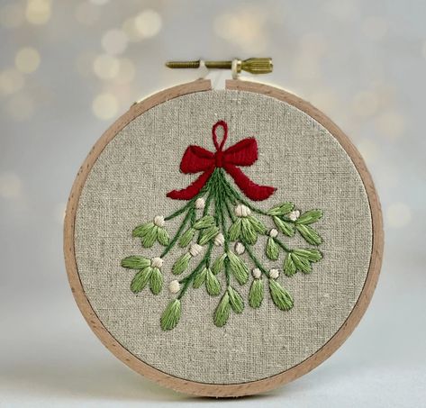 Christmas Embroidery Ideas, Mistletoe Christmas, Winter Embroidery, Small Embroidery, Christmas Embroidery Patterns, Christmas Craft Kit, Stitch Guide, Christmas Embroidery Designs, Embroidered Christmas