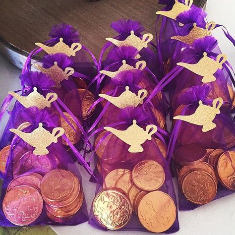 Sugarlicious Parties en Instagram: “Love how the @the_modern_housewife used our #goldglitter #Aladdin lamps for her daughters #party” Arabian Theme Party, Aladdin Wedding, Princess Jasmine Party, Arabian Party, Aladdin Birthday Party, Girls Night In Party Ideas, Arabian Nights Theme, Princess Jasmine Birthday Party, Arabian Nights Party