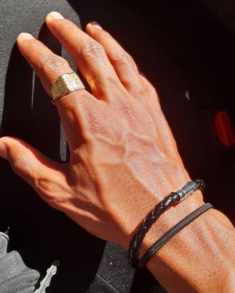 Vein Aesthetic, Arm Veins, Hands With Rings, Veiny Arms, Hand Veins, Kore Ulzzang, Hot Hands, Mens Rings Fashion, Bad Boy Aesthetic