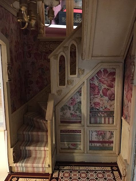 My Miniature Madness Victorian Dollhouse Miniatures Diy, Dollhouse Hallway, Dolls House Staircase, Miniature Victorian House, Gothic Miniatures Doll Houses, Dollhouse Wallpaper Mural, Dollhouse Attic, Victorian Dollhouse Miniatures, Ceiling Paper