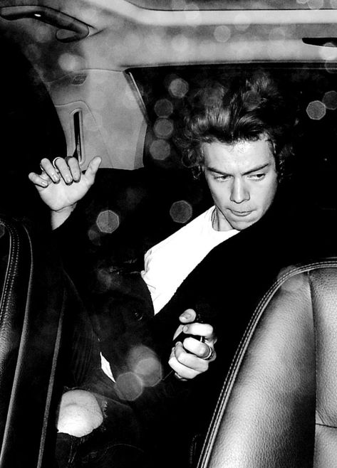 Harry Styles London, Harry Styles Rings, Harry Styles Hands, London September, Dark Harry, Harry Styles 2013, Harry Styles Nails, Black And White Suit, Harry Styles Aesthetic