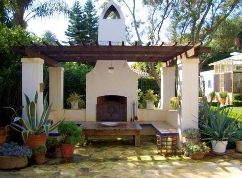 Spanish Backyard, Style Hacienda, Casa Country, Mediterranean Home Decor, Spanish Style Home, Casas Coloniales, Spanish Style Homes, Hacienda Style, Mediterranean Garden