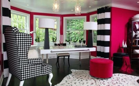 20 Gorgeous Red Office Designs Pink Home Office, Makeup Event, White Office Decor, Glam Office, Black And White Office, Red Office, White Desk Office, Work Office Decor, Pink Office