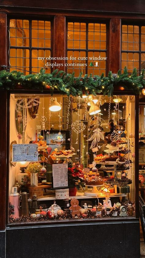 Restaurant Display Ideas, Xmas Shop Window Displays, Christmas Decor Cafe, Christmas Cafe Aesthetic, Coffee Shop Christmas Decor, Christmas Cafe Decor Ideas, Christmas Shop Window Display, Toy Shop Display, Christmas Cafe