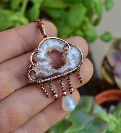 Heavenly Aesthetic, Crystal Jewelry Ideas, Cloud Necklace, Gloomy Weather, Wire Wrapped Stone Jewelry, Wire Jewelery, Wire Wrap Jewelry Designs, Wire Wrapped Jewelry Diy, Wire Wrapped Crystal