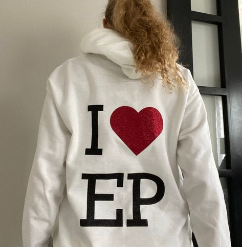 Perfect Elvis Presley sweatshirt for Graceland! Glitter lettering for black, red, and gold that shows your love for the king of rock and roll. Austin Butler Elvis Presley, Elvis Aesthetic, Elvis Shirts Woman, Austin Butler Elvis, Elvis Presley Sweatshirt, Elvis Presley Shirt, Elvis Presley Gifts, Elvis Presley Posters, Elvis Merchandise