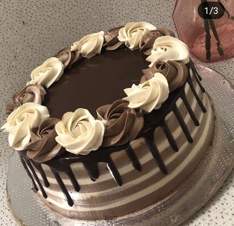 Simple Elegant Chocolate Cake Designs, Elegant Chocolate Cake Design Birthday, Simple Chocolate Cake Designs Birthday, Elegant Chocolate Cake Design, Simple Chocolate Cake Design, Chocolate Cake Design Ideas Simple, Aesthetic Chocolate Cake, Simple Cake Decoration, Chocolate Birthday Cake Decoration